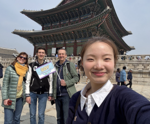 Lee Yu-rim (22, Soongsil University), a YGG member, is taking a commemorative photo with a group of three German tourists at Gyeongbokgung palace