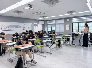 한국공학대학교 대학일자리플러스센터가 인평자동차고에서 운영한 ‘고교생 맞춤형 고용서비스’ 구직 역량 패키지 교육에 학생들이 참여하고 있다