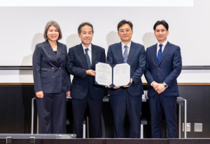양 기관이 양해각서(MOU)를 교환한 뒤 기념 촬영을 하고 있다. 왼쪽부터 서울대학교 에너지자원공학과 정은혜 학과장, 도쿄대학교 지속형 재료 에너지 통합연구센터 시카조노 나오키 센터장, 서울대학교 자원순환융합연구센터 강정신 센터장, 도쿄대학교 지속형 재료 에너지 통합연구센터 야기 슌스케 부센터장