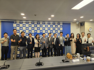 왼쪽부터 서울대학교 공과대학 박상욱 기계공학부 교수, 송용천 산업 AX 센터 교수, 박찬진 산업 AX 센터 교수, 이종민 화학생물공학부 교수, 중국공정원 정녕 국제협력 부국장, 당리신 원사(동북대학 부총장), 황원태 서울대 공과대학 국제교류위원장, 타오페이 북경항공항천대 교수, 이송택 중국 샘브리콘 대표, 주욱 공정원 국제협력 조사관, 예징 주한중국대사관 서기관, 가이남 주한중국대사관 서기관, 이녕 동북대 국제담당관, 조성남 동북대 국제사업코디네이터