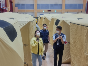 한국교육시설안전원 긴급대응반이 19일 인천 쿠팡 물류센터 화재로 이재민 임시주거시설로 지정된 신현초 강당을 찾아 임시주거시설 안전성과 운영 여건을 점검하고 있다