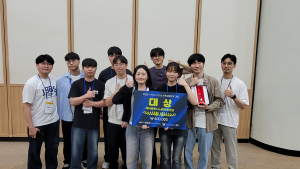 ‘제2회 ICROS 2026 4족보행로봇 경진대회’에 참가한 한국공학대학교 지능형로봇 혁신융합대학사업단 학생들이 기념촬영을 하고 있다. 이번 대회에서 사업단 소속 학부생 팀 ‘포포텍’이 대상을 수상했다(사진=한국공학대 지능형로봇 혁신융합대학사업단)