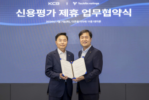 테크핀레이팅스 옥형석 대표와 코리아크레딧뷰로 이성욱 대표가 ‘기업CB 사업을 위한 업무제휴 양해각서(MOU)’를 체결하고 기념촬영을 하고 있다