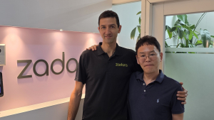 글로벌 클라우드 서비스 기업 자다라 코리아(Zadara Korea)와 오픈소스 빌더 커뮤니티 클라우드브로(CloudBro)가 국내 하이테크 시장 공략 및 기술 생태계 활성화를 위한 업무 협약을 체결하고 기념 촬영을 하고 있다