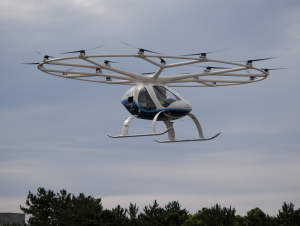 2026 도심항공교통 서비스 쇼케이스 행사에서 볼로콥터(Volocopter) 2x 기체가 비행 중이다