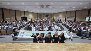 ‘2026 국제하계단기프로그램II’ OT에 참가한 학생들이 기념 촬영을 하고 있다