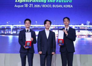 UDC Korea의 이송근 이사(가운데)가 IMID 2026에서 김재성(왼쪽)과 장재민(오른쪽)에게 UDC 혁신 연구상 (Innovative Research Award) 및 선도 기술상 (Pioneer Technology Award)을 수여하고 있다