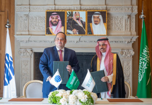 (왼쪽)파이살 빈 파르한 알 사우드(Faisal bin Farhan Al Saud) 사우디아라비아 외교부 장관과 (오른쪽)디미트리 S. 케르켄체스(Dimitri S. Kerkentzes) BIE 사무총장