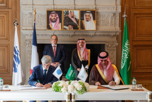 파리에서 열린 서명식에는 파이살 빈 파르한 알 사우드(Faisal bin Farhan Al Saud) 사우디아라비아 외교부 장관과 디미트리 S. 케르켄체스(Dimitri S. Kerkentzes) 국제박람회기구(Bureau International des Expositions, BIE) 사무총장이 참석했다. 참가 계약에는 탈랄 알마리(Talal Al-Marri) 엑스포 2030 리야드 최고경영자(CEO)와 자크 메르(Jacques Maire) 프랑스 박람회 공사(Compagnie Française des Expositions, COFREX) 회장이 서명했다