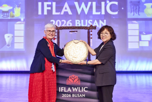 ‘2026 부산 세계도서관정보대회(WLIC)’가 12일 오후 폐회식을 끝으로 공식 일정을 마무리했다. 레슬리 위어 IFLA 회장과 이진우 2026 부산 세계도서관정보대회 국가위원회 집행위원장이 징을 울리며 공식 폐회를 선언했다
