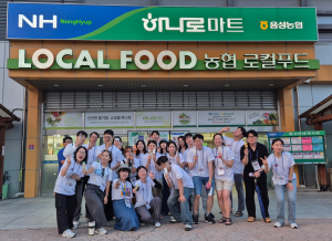 무더위 속 아이스크림 먹으며 마을 산책