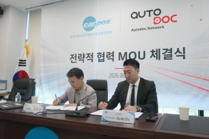 지난 6월 2일 열린 카포스-AutoDoc 전략적 협력 MOU 체결식에서 강순근 카포스 연합회장(왼쪽)과 앤디 두(Andy Do) AutoDoc APAC 총괄이 협약서에 서명하고 있다(사진=AutoDoc)
