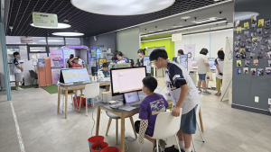서초스마트유스센터 2층에 조성한 AI 상시체험공간 AI-ZIT에서 AI 체험하는 청소년