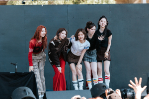 코치가 ‘헤드 인 더 클라우즈 LA 2026’에서 코치 앰버서더 그룹 키키(KiiiKiii)를 위한 커스텀 의상을 공개했다(사진=코치 코리아)