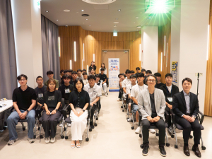 지난 13일 천안시 타운홀에서 열린 ‘천안 청소년 도시재생 챌린지’ 최종 발표 및 시상식을 마친 후, 참가 학생들과 주최 측 관계자들이 단체 기념 촬영을 하고 있다