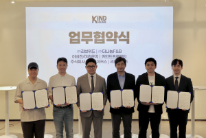 박이래 폰드메이커스 대표(오른쪽에서 두 번째)가 카인드스퀘어 ‘KIND PARTNERS’ 업무협약식에서 협약서를 들고 사진을 촬영하고 있다