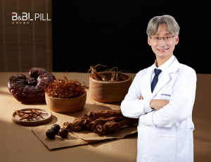 비앤비엘환(B&BL PILL) 환 배합 전문가 김성욱 본부장과 전통 원료(제공=비앤비엘)