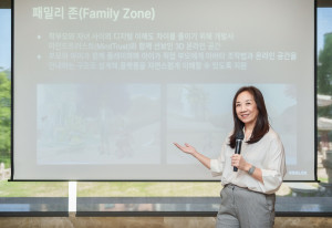 ‘로블록스 디지털 시민의식 파이어사이드 챗’ 행사에서 발표를 하고 있는 타미 바우믹 로블록스 시민의식 및 파트너십 부사장