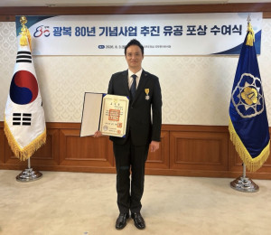 제주개발공사 홍관홍 과장이 기념촬영을 하고 있는 모습
