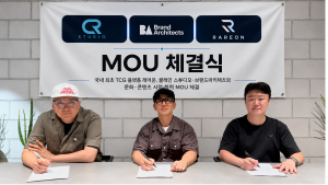 프리미엄 TCG플랫폼 레어온 황현기 대표(오른쪽)와 쿨레인 스튜디오 이찬우 작가(왼쪽), 브랜드아키텍츠 임준영 대표(가운데)가 문화·콘텐츠 사업의 공동 성장을 위한 전략적 업무협약(MOU)을 체결하고 있다