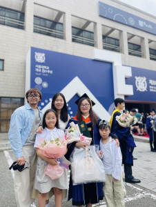 엥흐바타르 볼로르체첵 교수가 28일 서울대학교 제80회 후기 학위수여식에서 공학박사 학위를 받은 뒤 가족들과 기념 촬영을 하고 있다