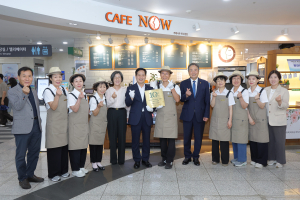 이근수 북구청장과 이종익 대한노인회 대구광역시연합회장, 이숙희 대구북구시니어클럽 관장을 비롯한 법인 관계자 및 카페나우 북구청점 참여 어르신들이 ‘공동체사업단 10주년 사업장 인증패’를 들고 기념촬영을 하고 있다