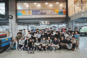 ‘AI ROBOT CHALLENGE’ 참가자들이 기념사진을 촬영하고 있다