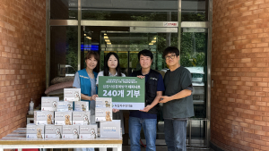 녹십자수의약품이 ‘한발한발 챌린지’로 모인 심장사상충 예방약 240개를 비글구조네트워크에 전달했다. 왼쪽부터 비글구조네트워크 김세현 대표, 캠페인을 기획한 차율하 학생, 녹십자수의약품 이범석 팀장, 청주 수동물병원 전귀호 원장
