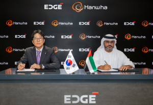 한화와 UAE 국영 최대 방산기업 에지(EDGE) 그룹이 지난 15일(현지 시간) 통합대공망 구축사업에 대한 주요조건합의서를 체결했다. 왼쪽부터 양기원 한화시스템 대표와 하마드 알 마라르(Hamad Al Marar) 에지 그룹 CEO
