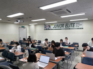 건국대 ‘2026학년도 하계 Junior Elite 프로그램’ 참가자들이 원데이 입사지원서 워크숍에서 실전 취업 준비를 위한 입사지원서 작성 실습에 참여하고 있다