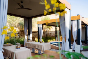 자야솜 웰니스 리조트 아마알라(Jayasom Wellness Resort AMAALA)의 야외 휴식 공간은 고요한 디자인과 바다를 향한 공간이 어우러져 편안한 휴식과 재충전을 선사한다