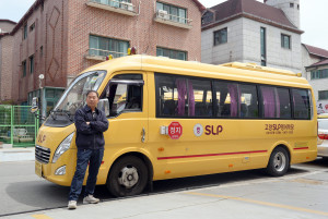 경기도 마을버스 운송사업조합의 학생통학에서 고양시 지부장을 하고 있는 조송휘 지부장이 앨리슨 트랜스미션의 전자동 변속기가 장착된 자일대우 레스타 차량에서 포즈를 취하고 있다