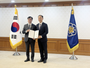 왼쪽부터 임길근 국무조정실장, 김장회 한국상담학회장