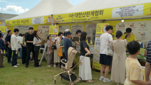 ‘2026 충북 한우랑 축산브랜드랑 축제’ 계란·알닭 페스티벌 행사장에서 방문객들이 체험 프로그램 참여를 위해 줄을 서 있다