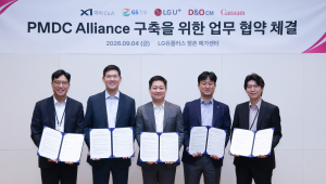 왼쪽부터 김욱수 자이C&A 대표, 허윤홍 GS건설 대표, 홍범식 LG유플러스 대표, 이영호 D&O CM 대표, 박무찬 간삼건축 총괄대표가 ‘PMDC Alliance 구축을 위한 업무협약’ 체결식에서 기념촬영을 하고 있다(사진 제공 = LG유플러스)