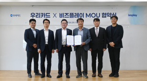 사진 중앙 진성원 우리카드 대표(왼쪽)와 석창규 비즈플레이 대표(오른쪽)가 업무협약 체결 후 기념사진을 촬영하고 있다