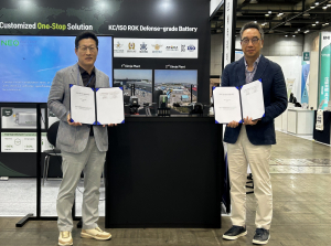왼쪽부터 프리뉴 이종경 대표이사와 NEO BATTERY MATERIALS 허성범 대표이사가 기념촬영을 하고 있다