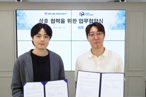 오버더핸드 이규승 대표이사(왼쪽)와 디벨로켓 박병준 대표이사가 기념 촬영을 하고 있다