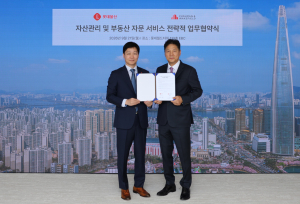 9월 21일 롯데월드타워 113층 EBC에서 쿠시먼앤드웨이크필드 코리아 황점상 대표(오른쪽)와 롯데물산 장재훈 대표가 전략적 업무협약(MOU) 체결 후 기념촬영을 하고 있다