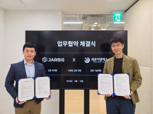 왼쪽부터 자비스 나동진 대표와 세온이앤에스 신승환 상무가 MOU 사인을 마치고 기념 사진을 촬영하고 있다