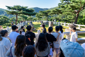 지난 12일 성주 세종대왕자태실을 해설사와 함께 둘러보는 참가자들