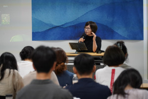 연구원에서 강의를 하고 있는 김리아 원장