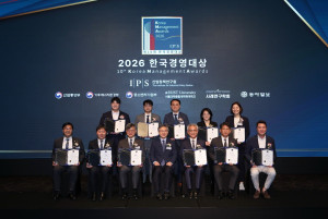 2026 한국경영대상 시상식에서 기술혁신 부문을 수상한 포브로 남궁건 대표(뒷줄 맨 왼쪽)를 비롯해 고려아연, 한국가스기술공사, 한전KDN, 순천향대학교, 경인교육대학교, 목원대학교, 한국보건복지인재원, 롯데건설, 넷플릭스서비시스코리아, 한국서부발전, 덴컴, 다비랩 등 수상 기업·기관 관계자들이 기념촬영을 하고 있다