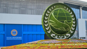 지난 25년 동안 중국과 다른 SCO 회원국 간 교역액은 2001년 121억달러에서 2025년 5235억달러로 증가했다. 사진은 지난해 8월 30일 중국 북부 톈진에 마련된 2025 상하이협력기구(SCO) 정상회의 주 행사장 외부 전경(사진=CGTN)