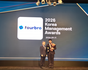 포브로 남궁건 대표가 ‘2026 한국경영대상’을 수상 후 기념 촬영을 하고 있다