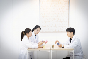 이미인 기술연구원들이 제품 개발 회의를 하고 있다