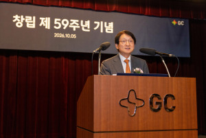 허일섭 GC(녹십자홀딩스) 회장이 2일 경기도 용인 목암타운에서 열린 창립 59주년 기념식에서 창립기념사를 하고 있다