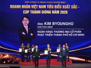 HD은행 김병호 회장은 2021~2025년 베트남 10대 우수 기업 리더 중 한 명으로 선정된 데 이어 베트남상공회의소가 수여하는 ‘2026 우수 베트남 기업가 - 탄 지옹(성 지옹) 컵’을 수상했다(제공=HD은행)