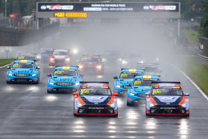 중국 저장 서킷(Zhejiang International CIrcuit)을 선두로 질주하는 더 뉴 아반떼 N TCR 차량