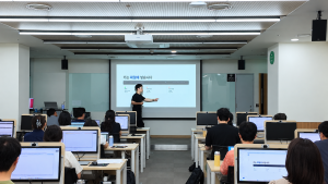 한국언론진흥재단 임직원이 서울 중구 재단 미디어교육원에서 AX 실습교육을 받고 있다(제공=조코딩AX파트너스)